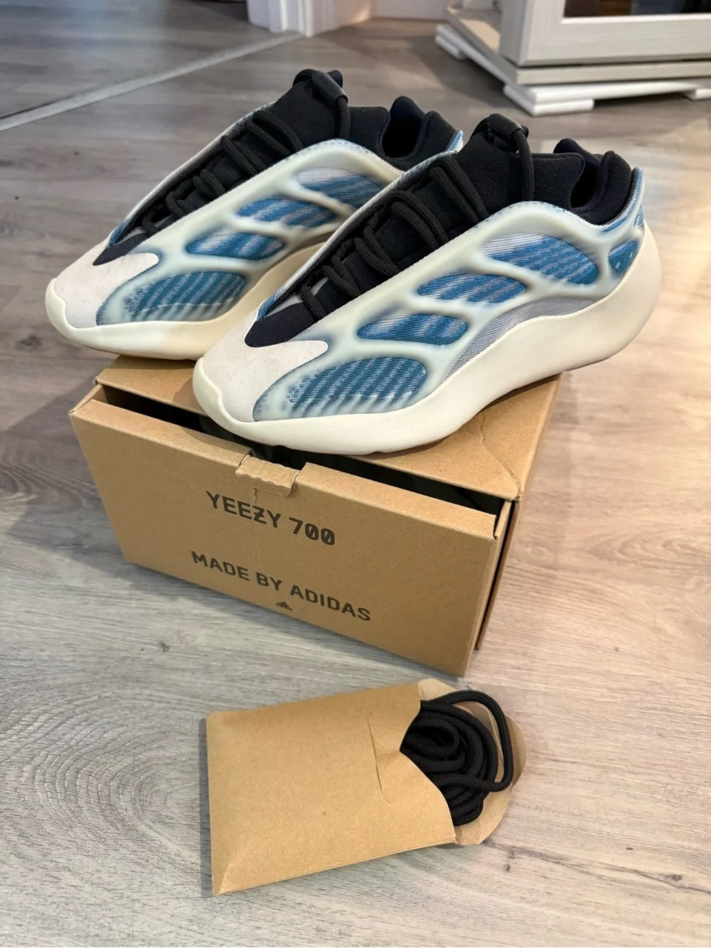 Adidas Yeezy 700 V3